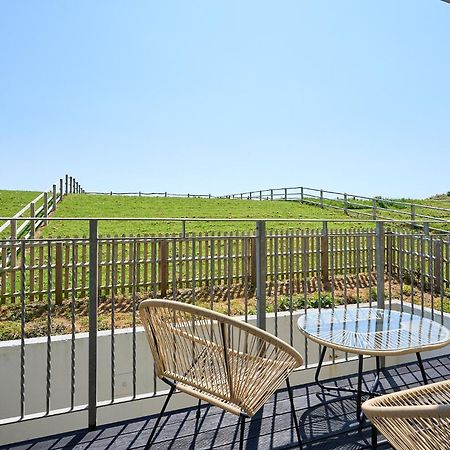 Spacious 1 Bed Apt - Stunning Views & Private Parking - 5 Mins To Beach - Dog Friendly - Close To Ventnor, Shanklin & Sandown - Ideal For Friends, Families & Business Travellers - Sleeps Up To 4 Guests - Managed By "Greenstay Serviced Accommodation" Bonchurch Exterior photo