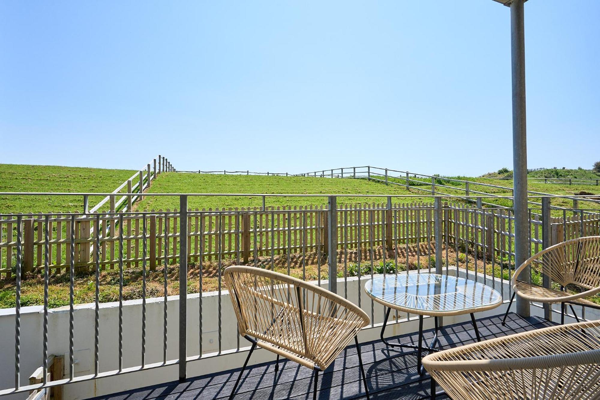 Spacious 1 Bed Apt - Stunning Views & Private Parking - 5 Mins To Beach - Dog Friendly - Close To Ventnor, Shanklin & Sandown - Ideal For Friends, Families & Business Travellers - Sleeps Up To 4 Guests - Managed By "Greenstay Serviced Accommodation" Bonchurch Exterior photo