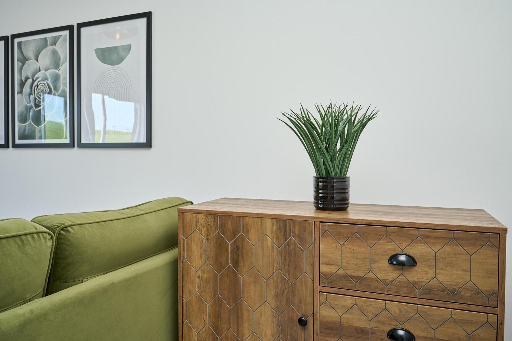 Spacious 1 Bed Apt - Stunning Views & Private Parking - 5 Mins To Beach - Dog Friendly - Close To Ventnor, Shanklin & Sandown - Ideal For Friends, Families & Business Travellers - Sleeps Up To 4 Guests - Managed By "Greenstay Serviced Accommodation" Bonchurch Exterior photo