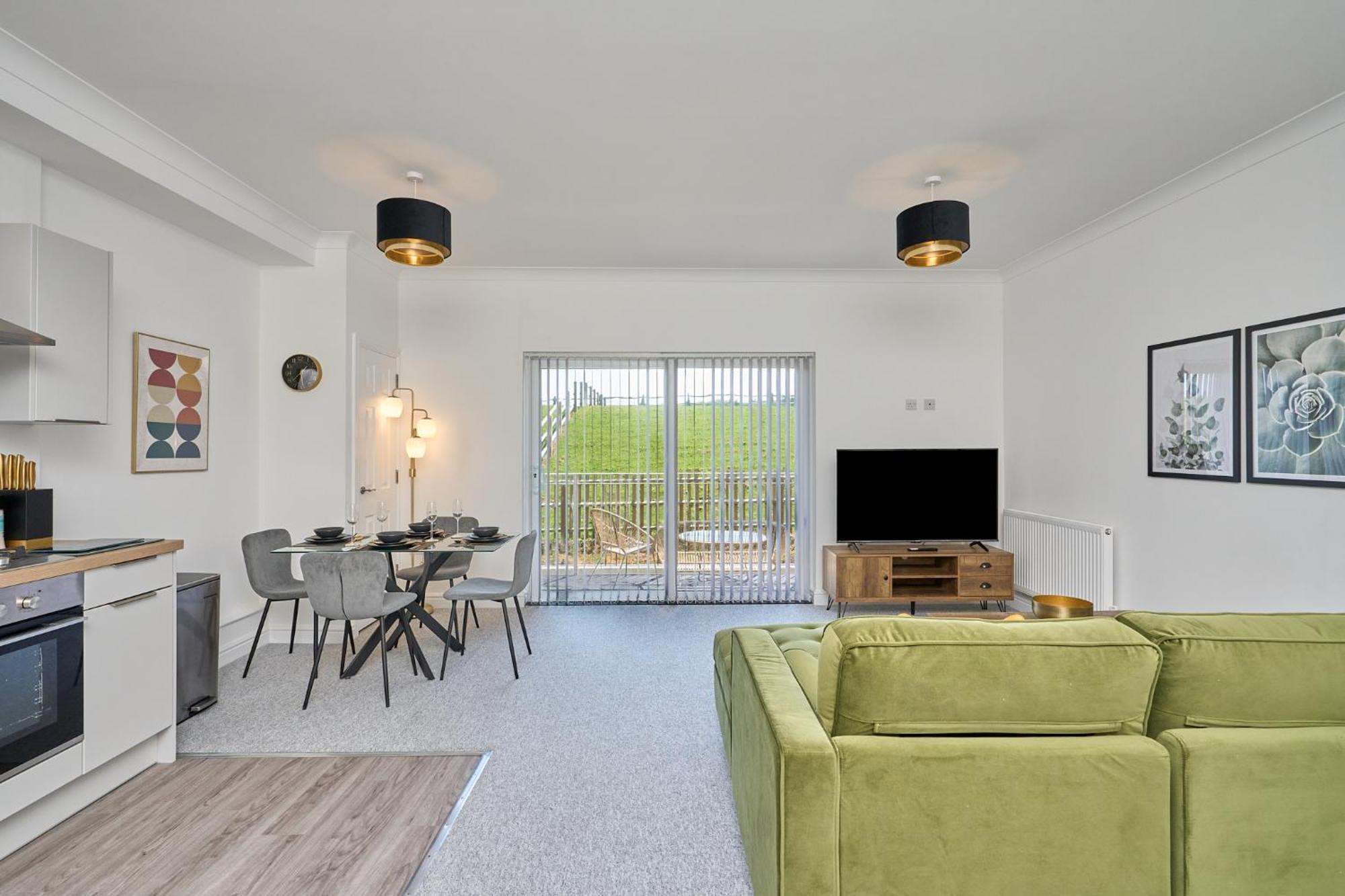 Spacious 1 Bed Apt - Stunning Views & Private Parking - 5 Mins To Beach - Dog Friendly - Close To Ventnor, Shanklin & Sandown - Ideal For Friends, Families & Business Travellers - Sleeps Up To 4 Guests - Managed By "Greenstay Serviced Accommodation" Bonchurch Exterior photo