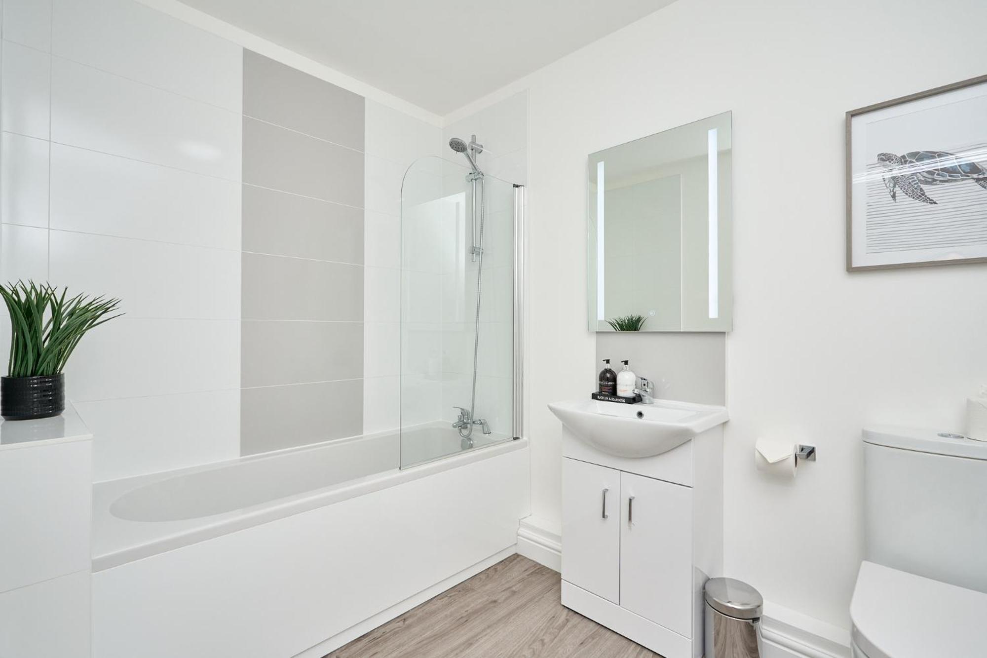 Spacious 1 Bed Apt - Stunning Views & Private Parking - 5 Mins To Beach - Dog Friendly - Close To Ventnor, Shanklin & Sandown - Ideal For Friends, Families & Business Travellers - Sleeps Up To 4 Guests - Managed By "Greenstay Serviced Accommodation" Bonchurch Exterior photo